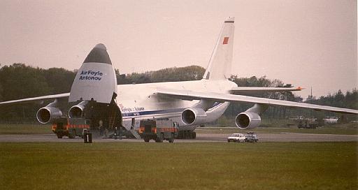 1991-04 Antonov door knieen.jpg